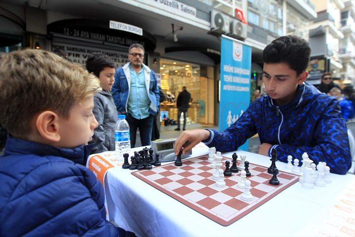Sokaktaki satranç turnuvasında antibiyotik kullanımına dikkati çektiler G5