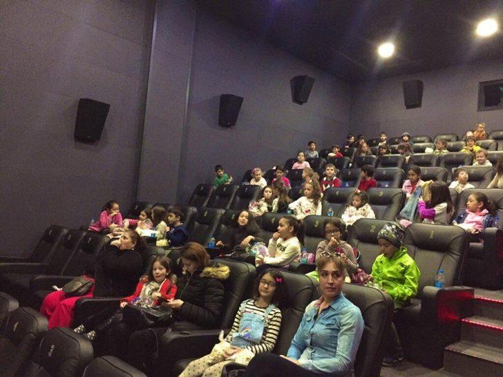 Köy okullarından gelen öğrenciler aileleriyle birlikte film izledi G2