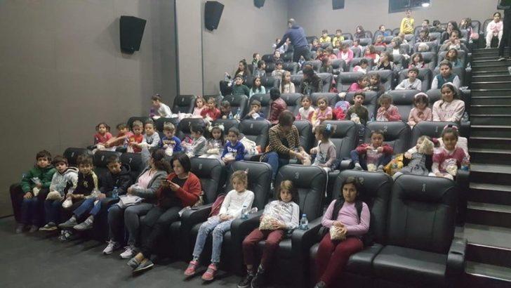 Köy okullarından gelen öğrenciler aileleriyle birlikte film izledi G3
