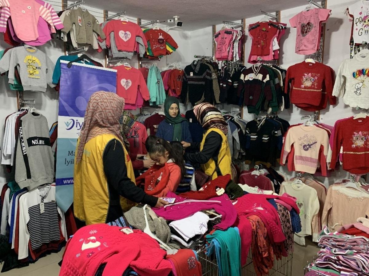 Kahta&rsquo;da 100 yetim ve fakir &ouml;ğrenci giydirildi