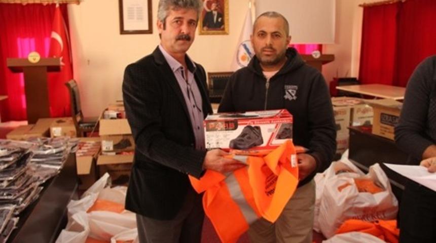 Samandağ Belediyesi personele kışlık kıyafet dağıttı