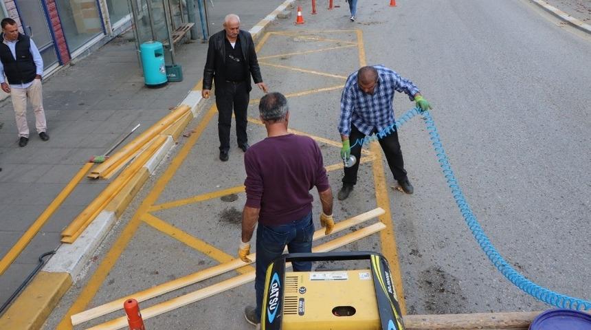 Akçakoca’da otobüs duraklarına sarı çizgi
