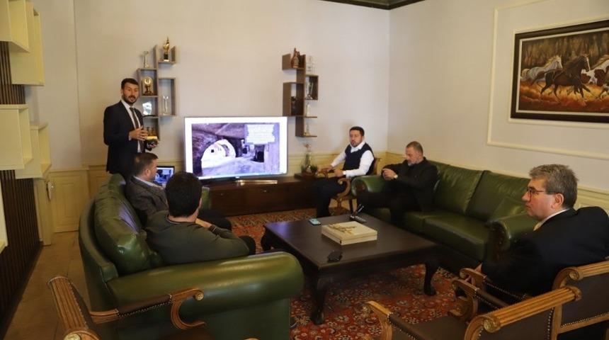 Başkan Arı, Kale etrafındaki yama&ccedil; yerleşiminin turizme a&ccedil;ılması i&ccedil;in yatırımcılarla g&ouml;r&uuml;şmelerini s&uuml;rd&uuml;r&uuml;yor