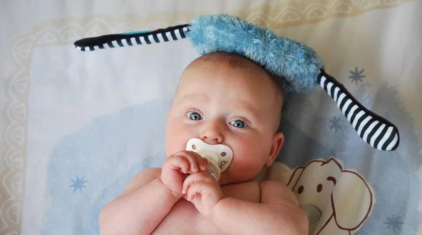 Emzik bebeği sakinleştirme aracı olarak kullanılmamalı