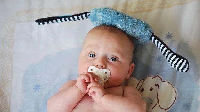 Emzik bebeği sakinleştirme aracı olarak kullanılmamalı