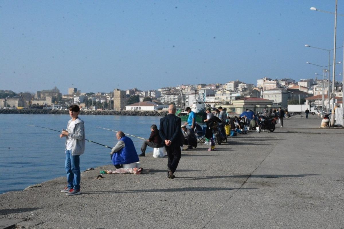 G&uuml;zel havayı fırsat bilenler iskelede balık tuttu
