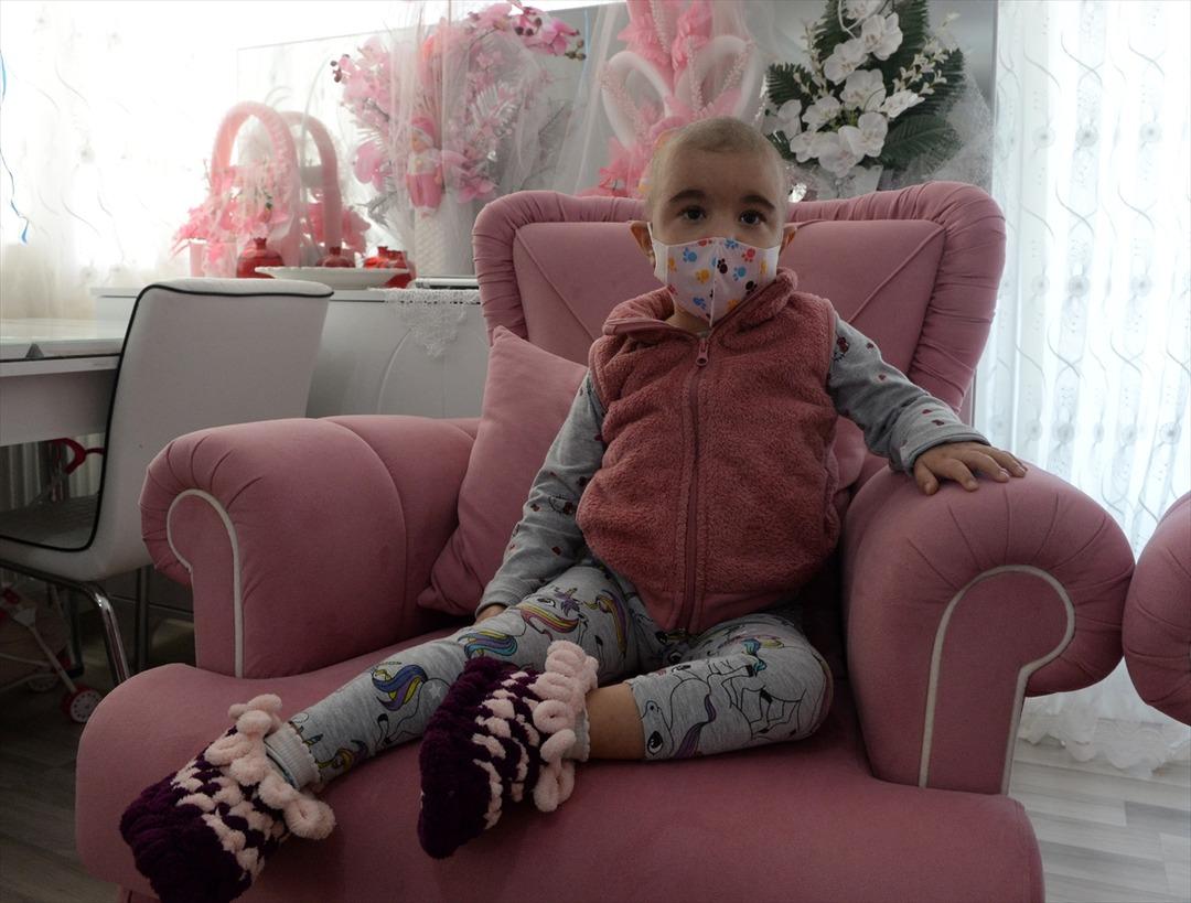 Vali Funda Kocabıyık, HLH hastası Esila bebeği ziyaret etti