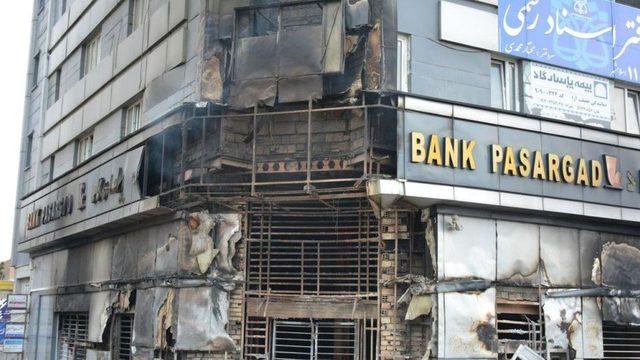 İran'ın Pasargad bankasının İslamşehr'deki şubesi ateşe verildi (17 Kasım 2019)