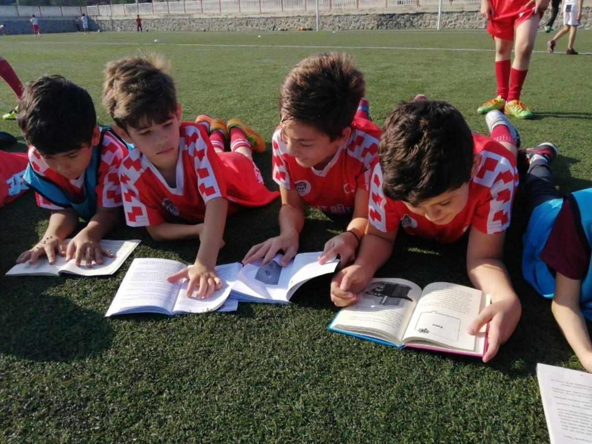 &Ouml;nce kitap okuyorlar, sonra antrenman yapıyorlar