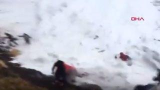 Çinli turistlerin korku dolu anları! Dalgalara kapıldılar