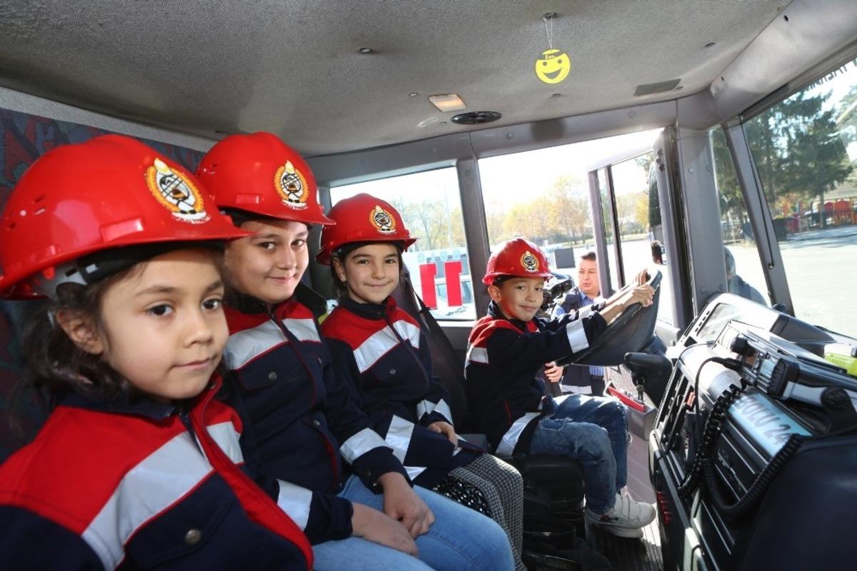 Bolu Belediyesi itfaiyesi kapılarını &ouml;ğrencilere a&ccedil;tı