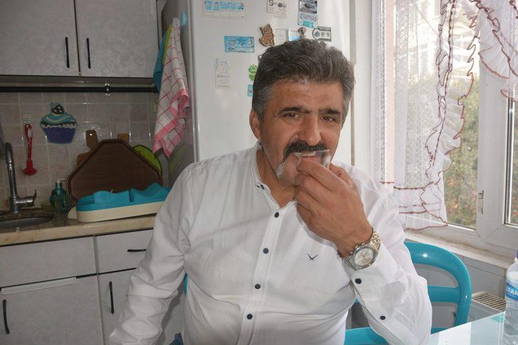 40 yıldır cam yiyor! 'Kırılan bardakla başladı' G1