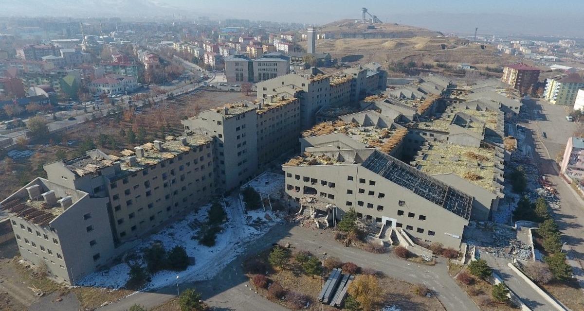 Atıl binanın yıkım s&uuml;recini Başkan Sekmen başlattı