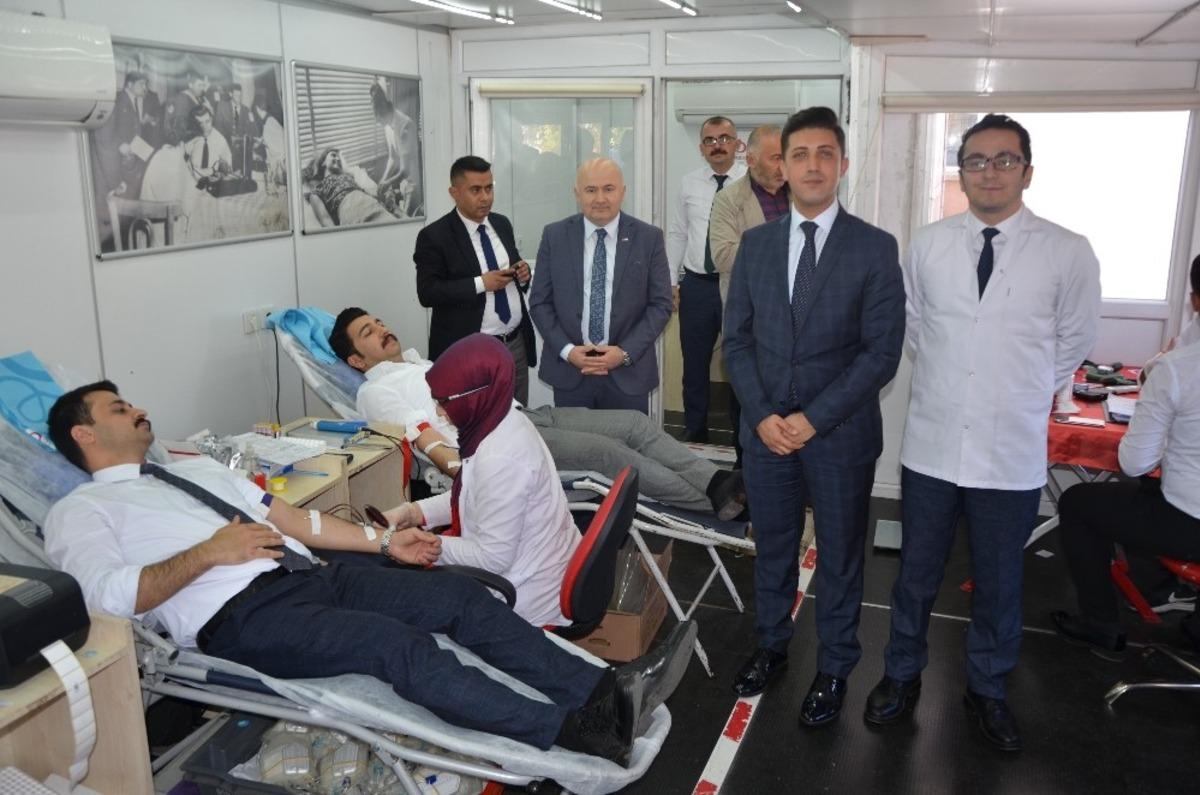 Başkan Kibar kan bağışında bulundu