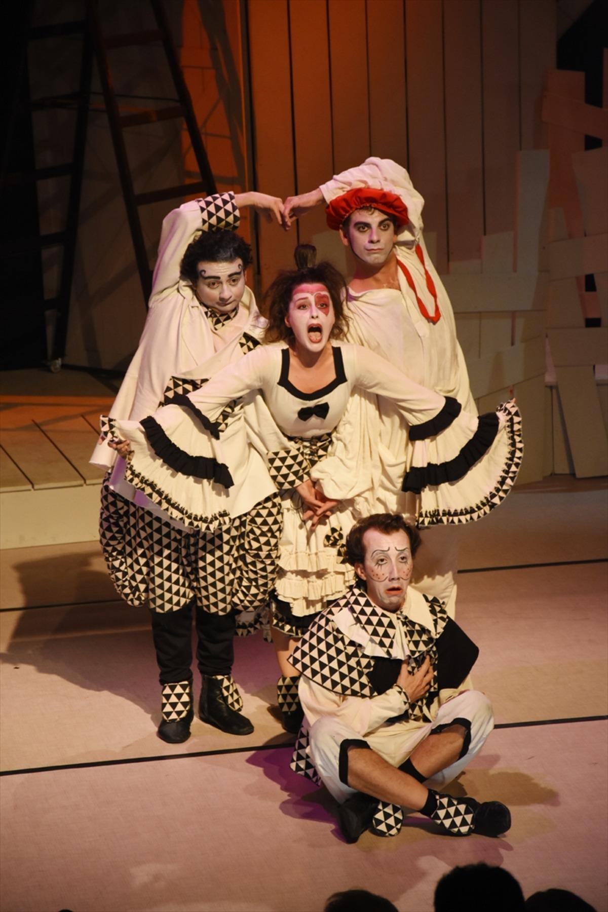 Tiyatro oyunu yabancılar i&ccedil;in İngilizce alt yazılı sahnelendi