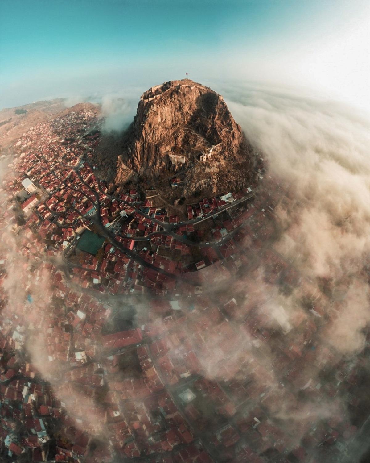 Karahisar Kalesi'nde sis manzarası etkiledi