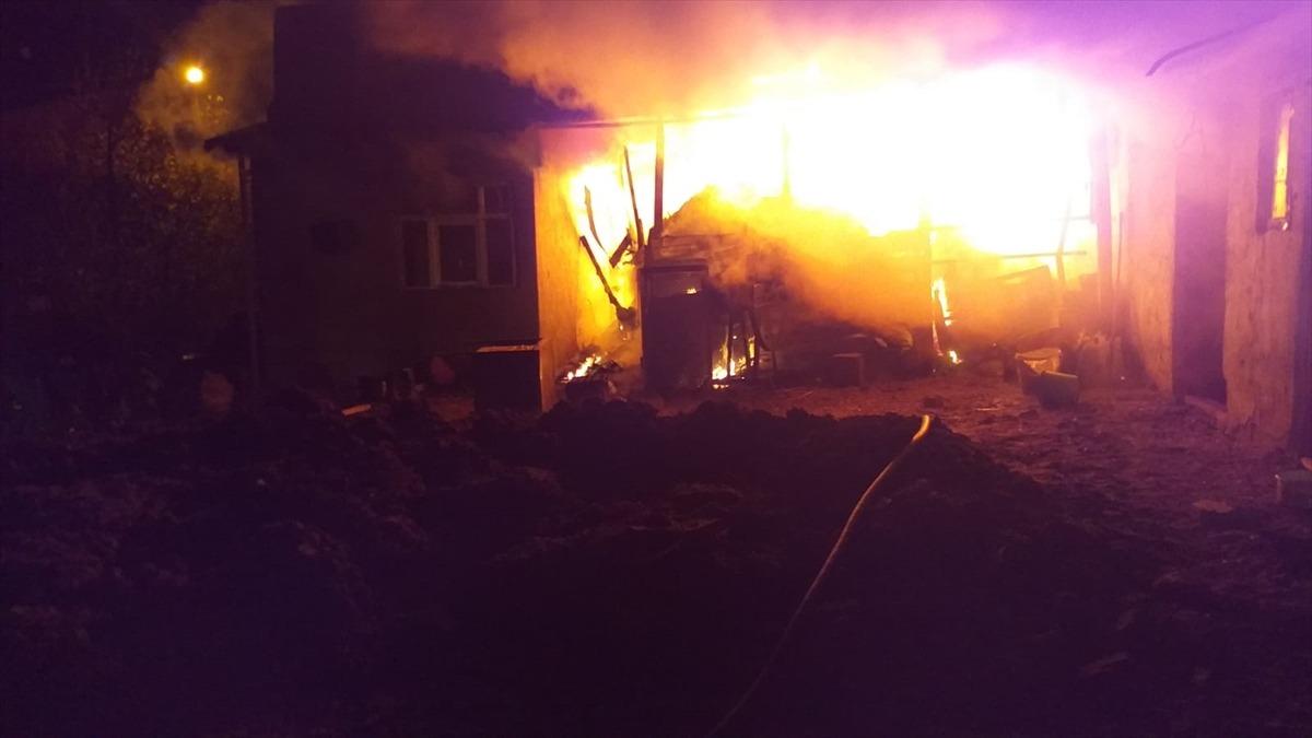 Sivas'ta yangında ev, ahır ve samanlık kullanılamaz hale geldi