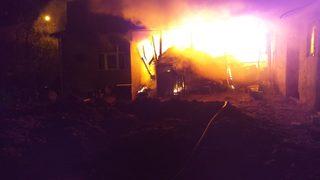 Sivas'ta yangında ev, ahır ve samanlık kullanılamaz hale geldi