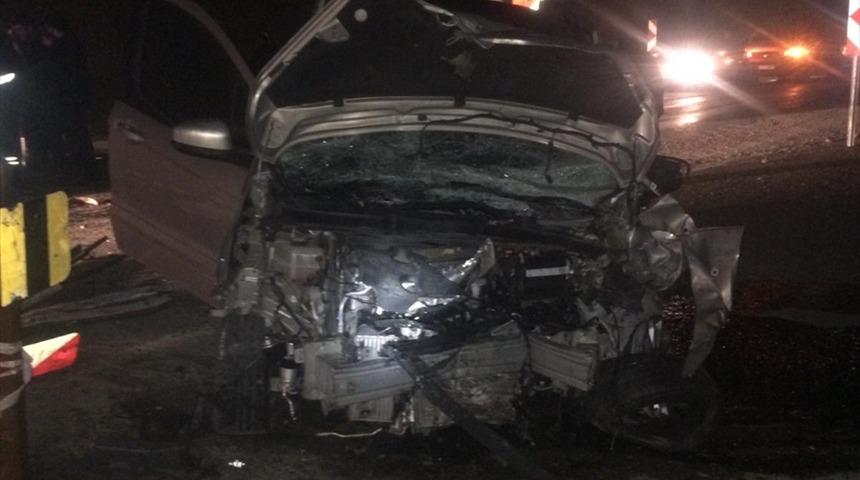 Otomobille hafif ticari ara&ccedil; &ccedil;arpıştı: 1 &ouml;l&uuml;, 2 yaralı