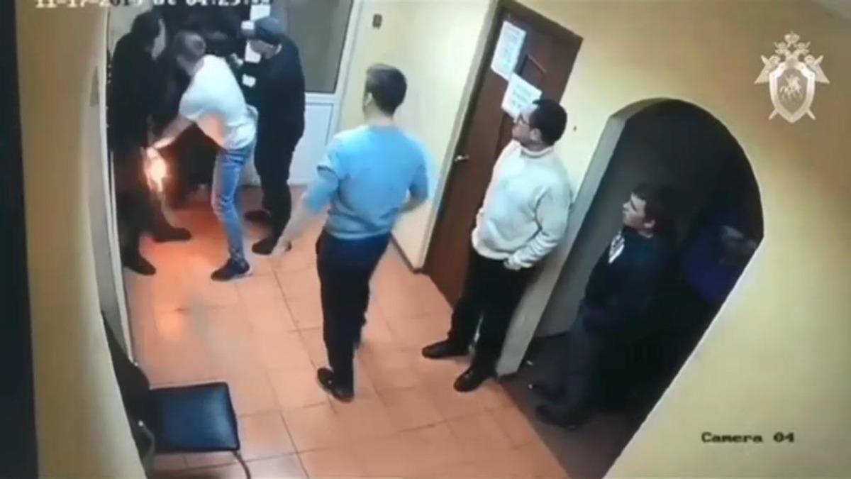 Rusya'da bardan kovulan alkoll&uuml; adam pompalı ile dehşet yaşattı