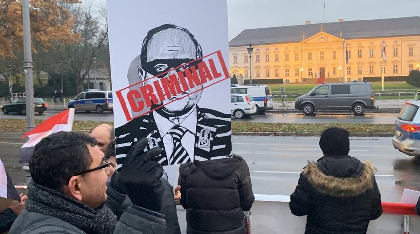 Mısır Cumhurbaşkanı Sisi Almanya&rsquo;da protesto edildi