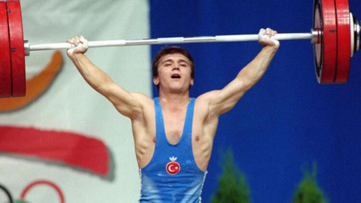 Naim S&uuml;leymanoğlu vefatının ikinci yıl d&ouml;n&uuml;m&uuml;nde anıldı