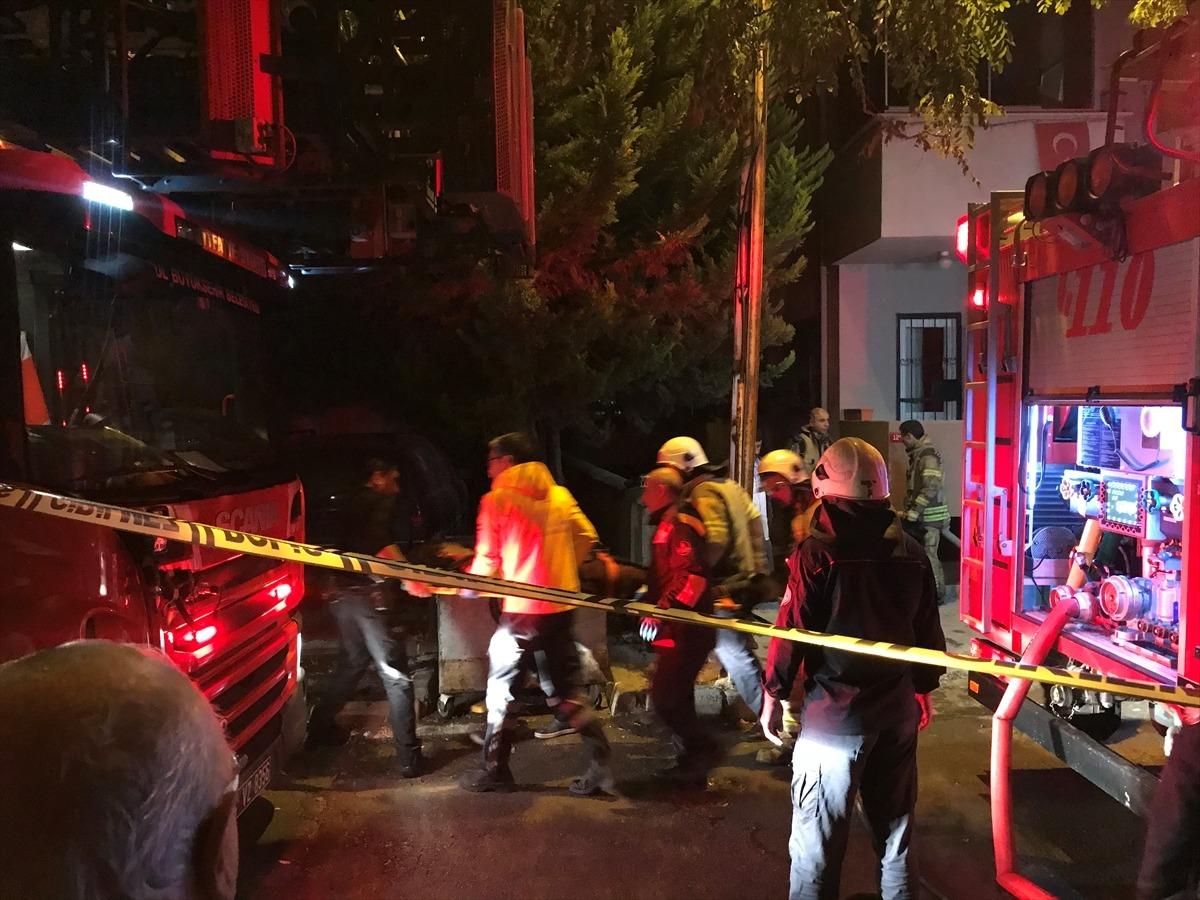 Kartal'da mobilya at&ouml;lyesinde yangın: 2 kişi &ouml;ld&uuml;