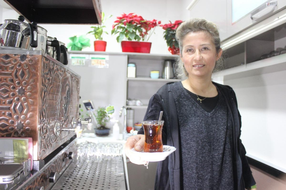 Burada kadınlar &ccedil;ocuklarını eşlerine emanet edip kahveye gidiyor