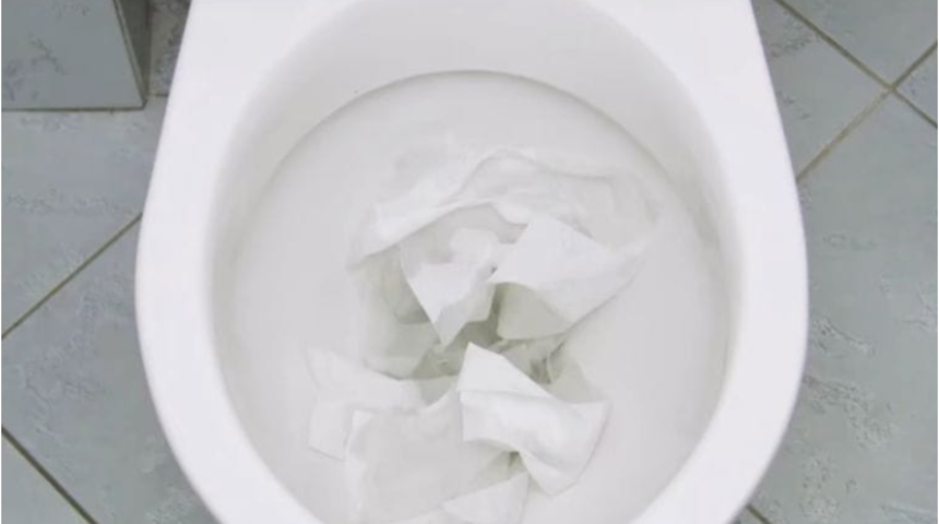 Şeffaf folyonun kullanım alanı şaşırtıyor! Tıkanmış tuvaleti bu şekilde a&ccedil;abilirsiniz