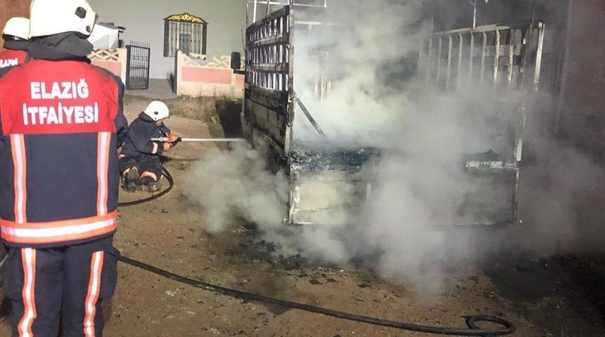 Elazığ&rsquo;da kamyonet yangını