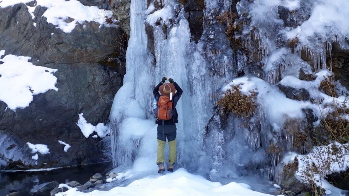 Y&uuml;ksekova&rsquo;da donan şelale b&uuml;y&uuml;l&uuml;yor