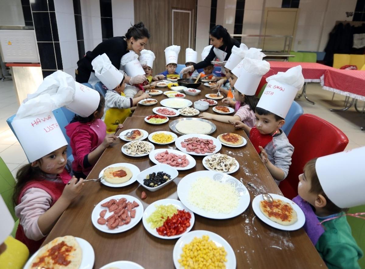 Minikler aş&ccedil;ı olup pizza yaptı
