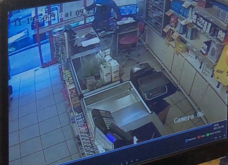 Bursa’da süpermarket soygunu güvenlik kamerasında! Gözyaşlarını tutamadılar G1