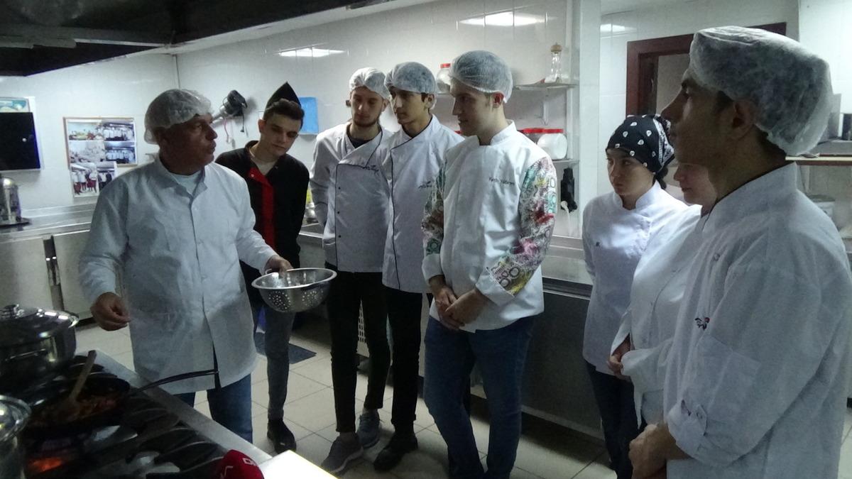 Hamsili pilav tarifini, 50 yaşında okuduğu &uuml;niversitede anlatıyor