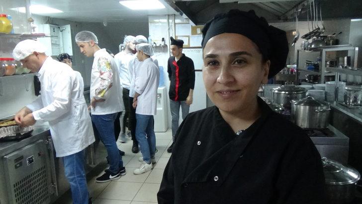 Hamsili pilav tarifini, 50 yaşında okuduğu üniversitede anlatıyor G3