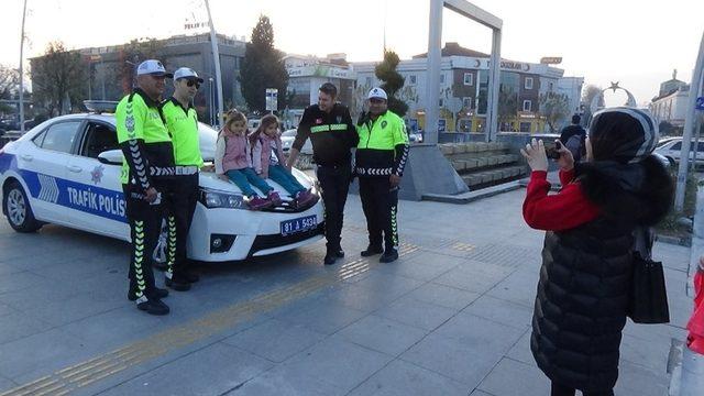 Miniklerin sevgisini Polis abileri karşılıksız bırakmadı