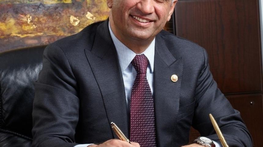 Milletvekili Erol, öğrencilere  burs sözünü yerine getiriyor