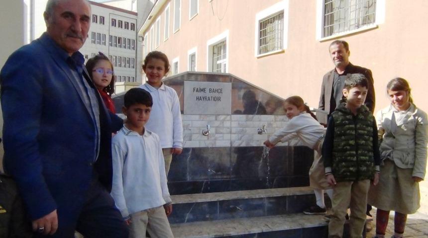 İş adamı Halis Bah&ccedil;e, annesi adına okula &ccedil;eşme yaptırdı