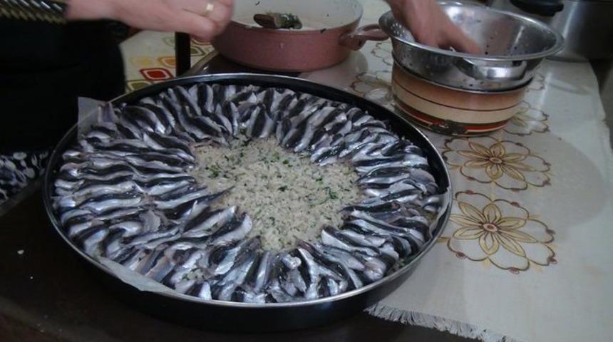 Hamsili pilav tarifini, 50 yaşında okuduğu üniversitede anlatıyor