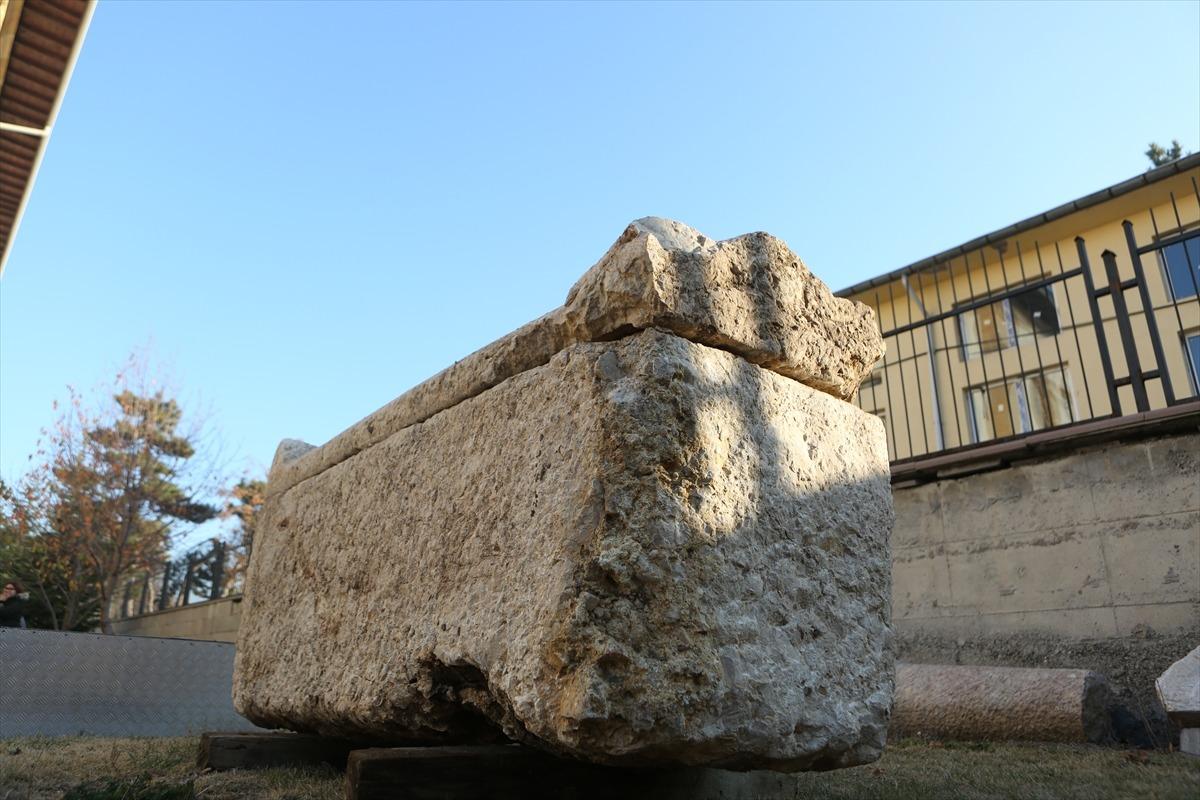 &Ccedil;orum'da yol yapım &ccedil;alışması sırasında 2 bin yıllık lahit bulundu