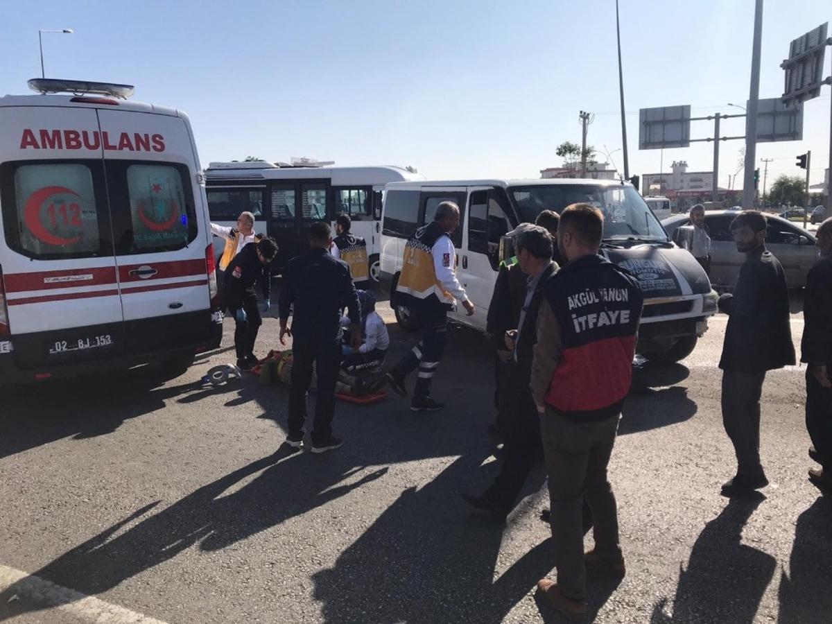 Minib&uuml;s ile otomobil &ccedil;arpıştı: 2 yaralı