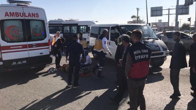 Minibüs ile otomobil çarpıştı: 2 yaralı