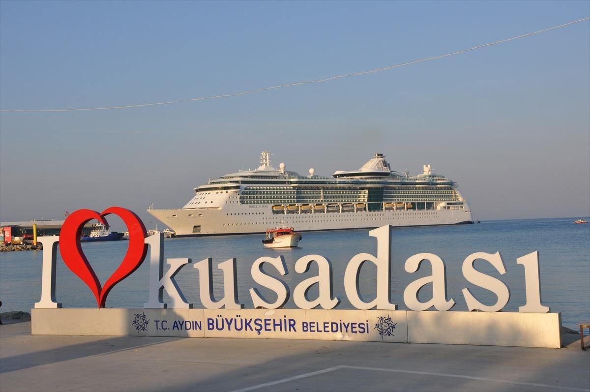 Dev kruvaziyer, Kuşadası'na 2 bin 255 yolcu getirdi