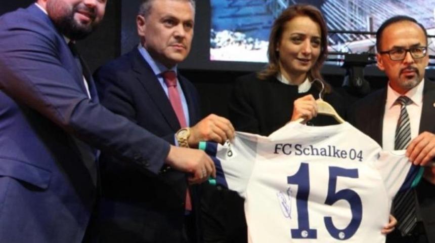 Gecede a&ccedil;ık arttırma ile aldığı formayı Cumhurbaşkanına hediye etti