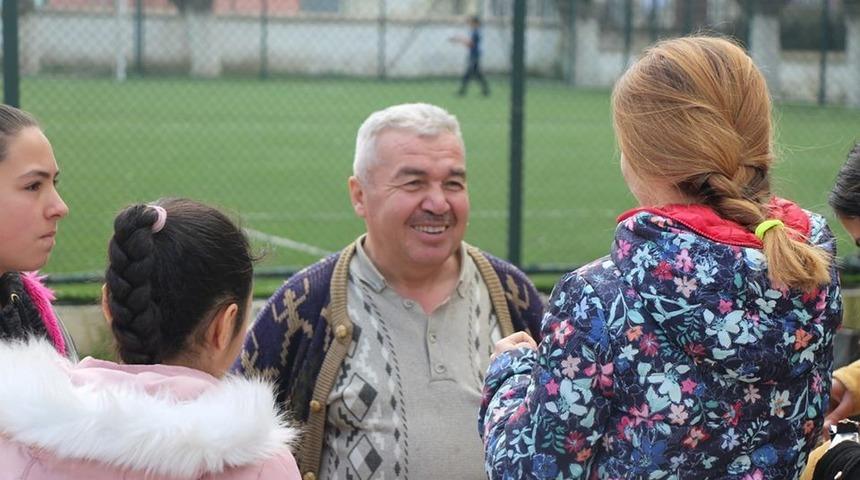 Kendi danasının saldırısına uğrayan öğretmen kurtarılmadı