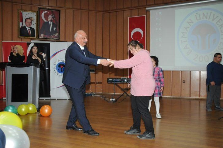 Batman Üniversitesi down sendromlu bireylerle buluştu G1
