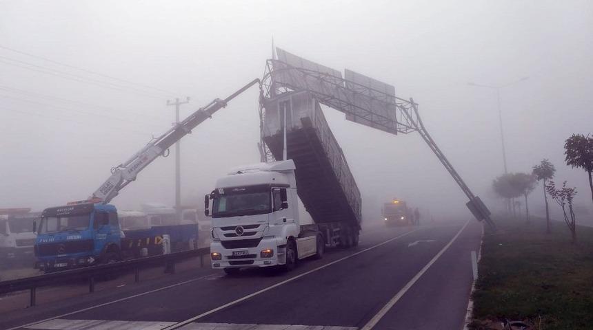 A&ccedil;ık unutulan damperli dorse yol tabelasına takıldı