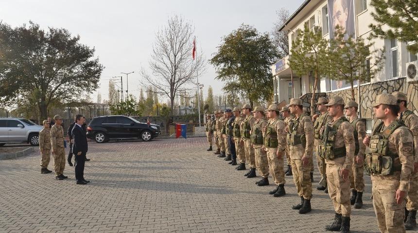 Vali Enver &Uuml;nl&uuml;, Jandarma Komutanlığını ziyaret etti