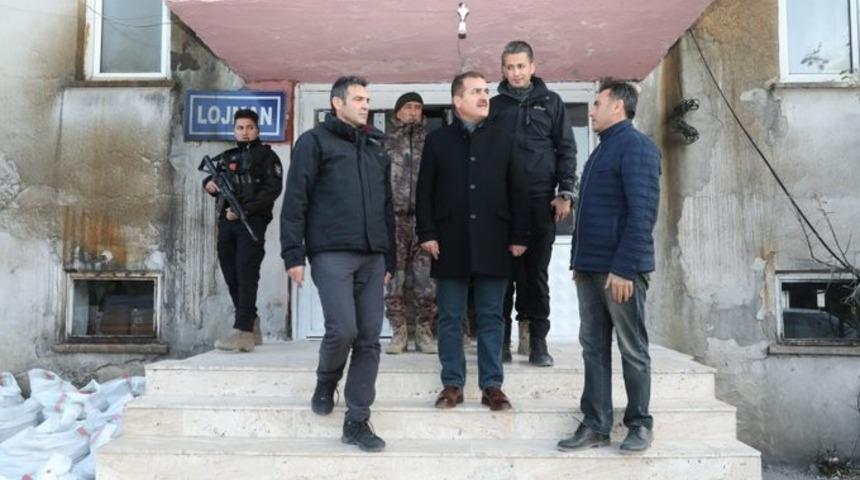 Vali Akbıyık, &ouml;zel harek&acirc;t yerleşkesinde incelemelerde bulundu