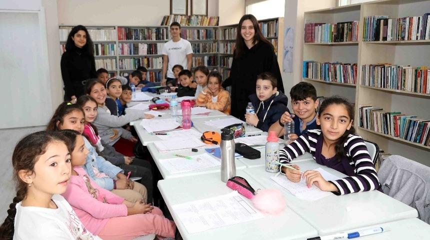 Liseli &ouml;ğrenciler tatil yapmak yerine ilkokul &ouml;ğrencilerine ders veriyor